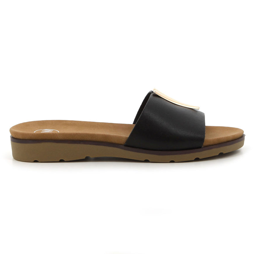 Sandals and slides – footwork