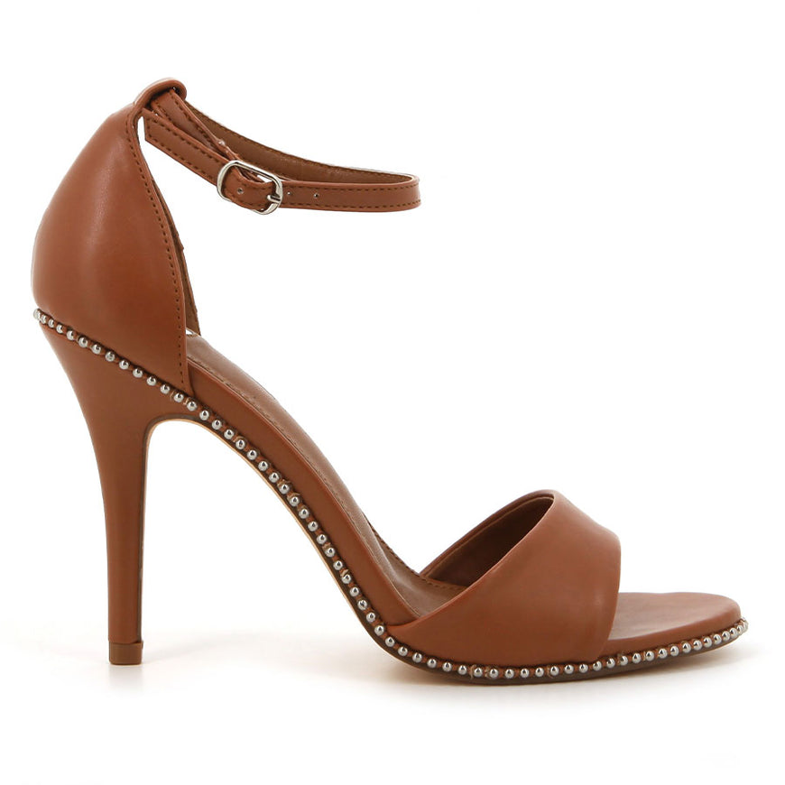 Sandals and slides – footwork
